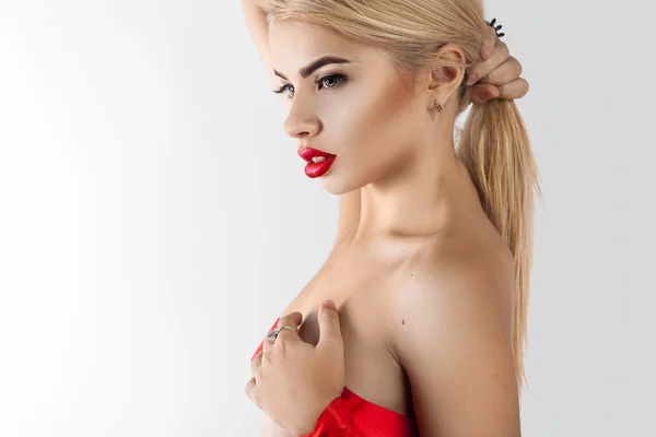 Profile portrait of sexual blonde woman in studio — Stockfoto