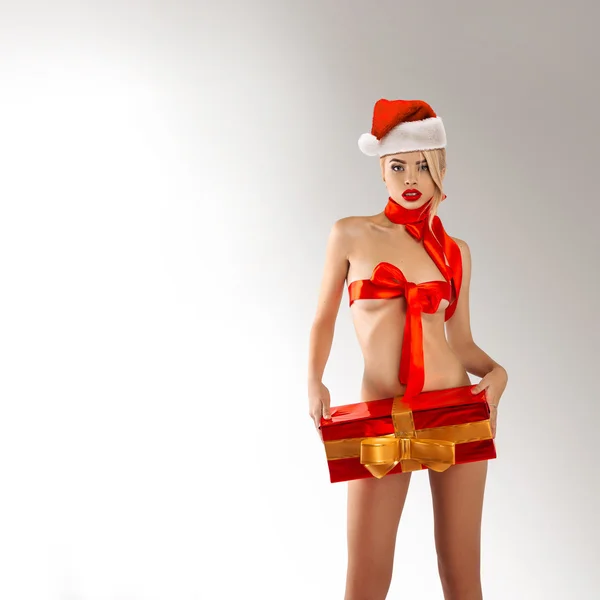 Mulher loira sexual com presente em santa hat — Fotografia de Stock