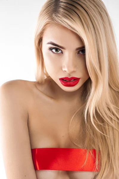 Hermosa rubia con un bonito maquillaje y una cinta roja en el pecho — Foto de Stock