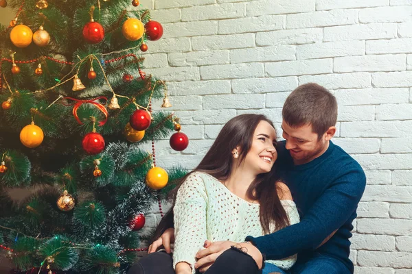 Горизонтальна картина пари фліртують один з одним новорічні — стокове фото