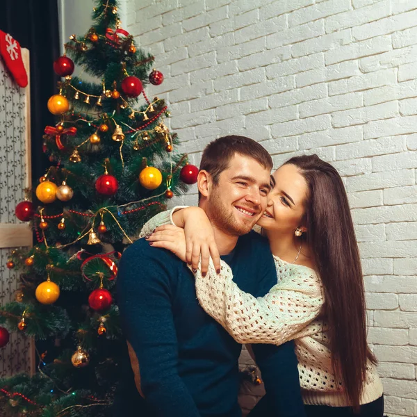 Felice coppia flirtare con l'altro Capodanno — Foto Stock