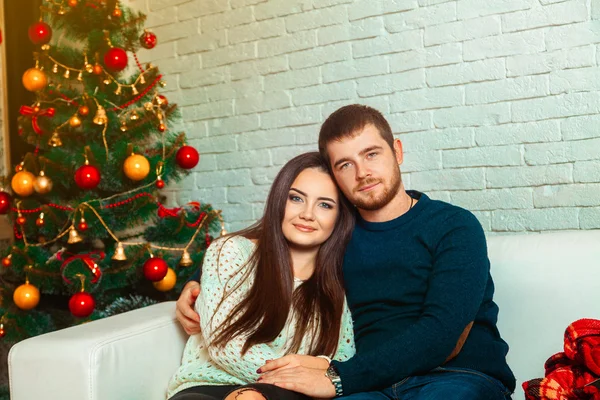 Retrato navideño de una joven familia de belleza — Foto de Stock