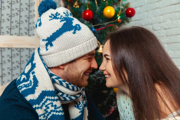 Para zakochanych w pobliżu choinki — Zdjęcie stockowe