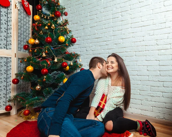 Giovane famiglia felice festeggia il Natale — Foto Stock