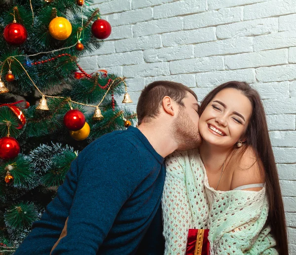 Casal flertando uns com os outros véspera de Ano Novo — Fotografia de Stock