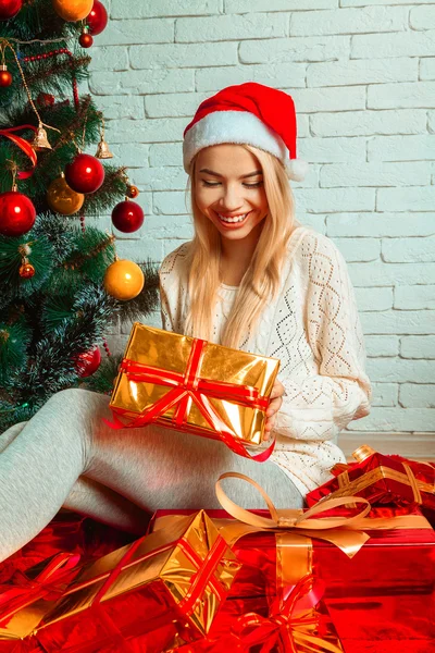 Belleza joven rubia con un montón de regalos de Navidad — Foto de Stock