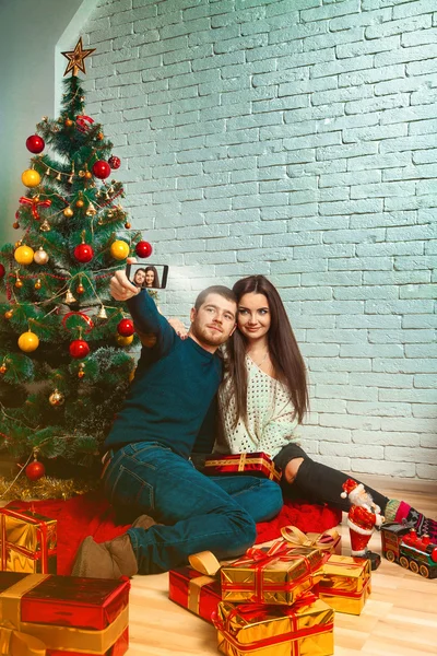 Par i kärlek gör jul Selfie — Stockfoto