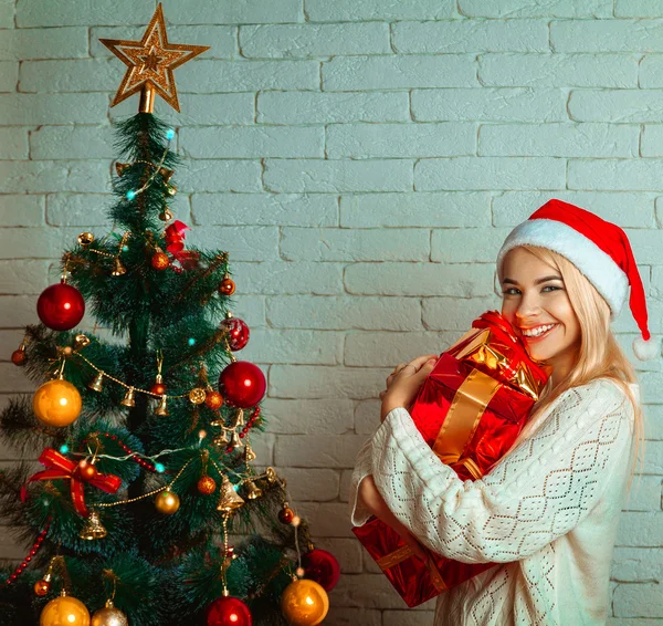 Loira jovem bonito com um monte de presentes de Natal — Fotografia de Stock