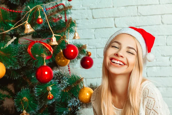 Рождественский портрет счастливой молодой блондинки — стоковое фото