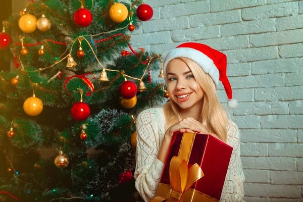 Horizontales Porträt der schönen jungen Blondine mit Weihnachtsmütze mit — Stockfoto
