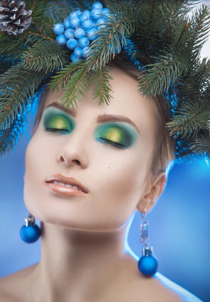 Sensuele Kerstmis portret van mooie vrouw met gesloten ogen een — Stockfoto