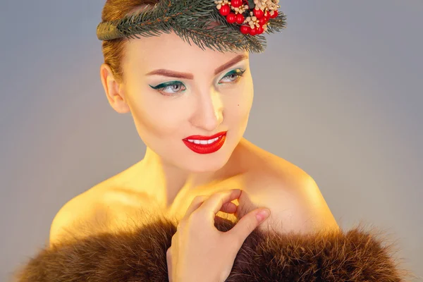 Sorridente giovane modella di moda con ghirlanda sulla testa guardando altrove in — Foto Stock