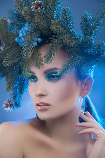 Retrato de Natal de mulher jovem na moda com coroa de xmas o — Fotografia de Stock