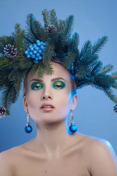 Close up portrait of beautiful young woman with xmas tree-wreath — Stock Photo, Image