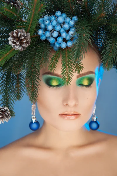 Mulher jovem bonito com xmas árvore-grinalda na cabeça e maquiagem agradável — Fotografia de Stock