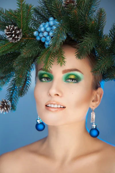 Mode portret van jonge sexy vrouw met kerstboom-krans — Stockfoto