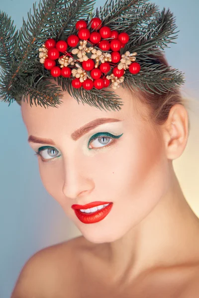 Retrato elegante de mulher sorridente divertida com grinalda na cabeça em — Fotografia de Stock