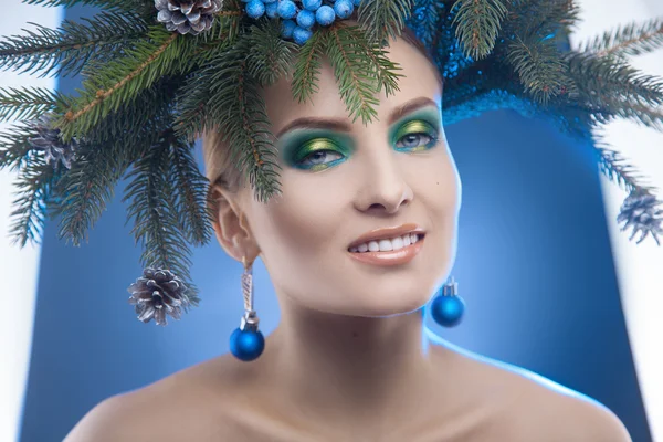 Glamour junge Frau mit hübschem Make-up und Christbaumkranz o — Stockfoto