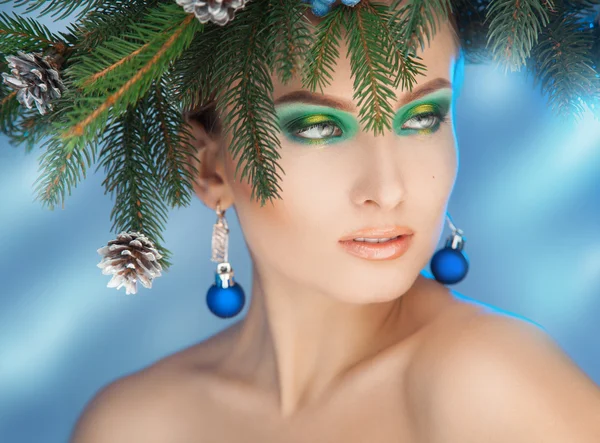 Prachtige jonge vrouw met mooie make-up op zoek weg. Kerstmis ti — Stockfoto