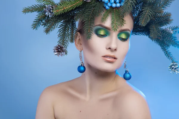Yatay xmas ağacı-çelenk ile genç güzel kadın portresi — Stok fotoğraf