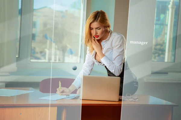 Elegancia joven empresaria sentada en la mesa en la oficina, usi — Foto de Stock