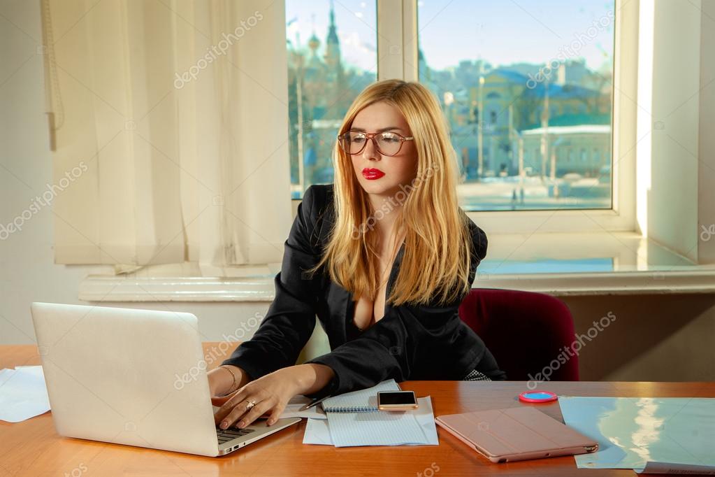 Mujer oficinista o secretaria está trabajando con una computadora