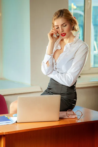 Joven mujer de negocios bonita en el lugar de trabajo en la oficina — Foto de Stock
