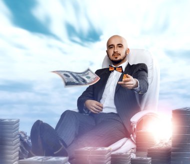 havalı zengin adam para sokağa atıyor