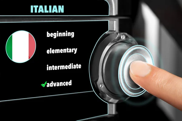 Людина вибирає найсучасніший рівень знання італійської мови — стокове фото