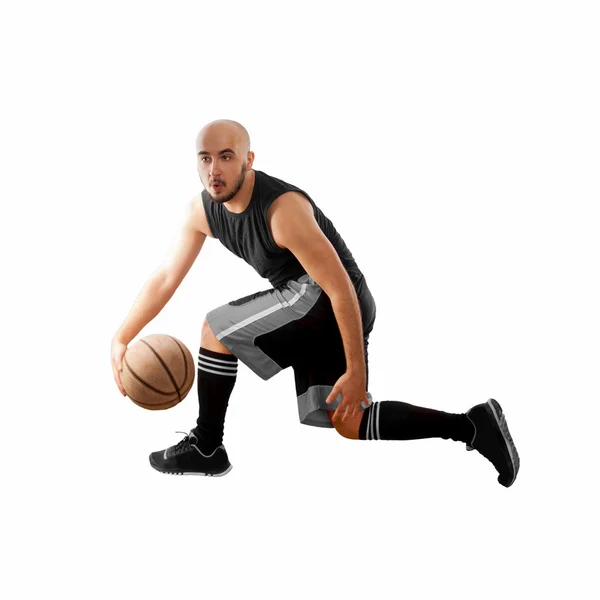 Man sipprar på vit bakgrund med basket boll — Stockfoto