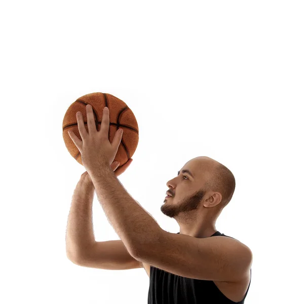 Basketballspieler schießt Freiwurf auf weißem Hintergrund — Stockfoto