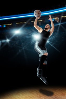 Basketbolcu eylem bir top ringe vuruyor.