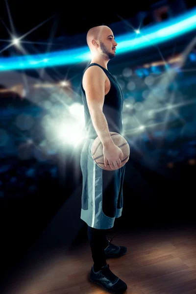 Basketballspieler mit Glatze steht mit Ball im Spiel — Stockfoto