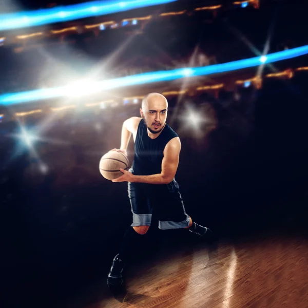 ボール付きのアクションでの basketballer — ストック写真