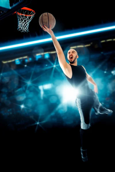 Hombre jugando baloncesto y hace slam dunk en el juego —  Fotos de Stock