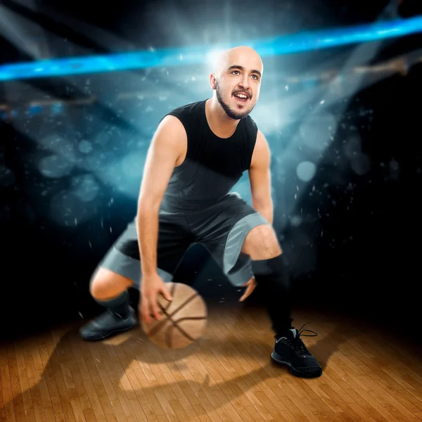 Foto quadrada do jogador de basquete em ação dribles no gam — Fotografia de Stock