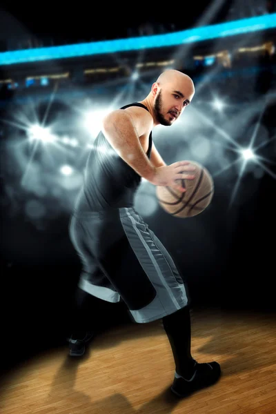 Jugador de baloncesto en el suelo con pelota en las manos mirando awa —  Fotos de Stock