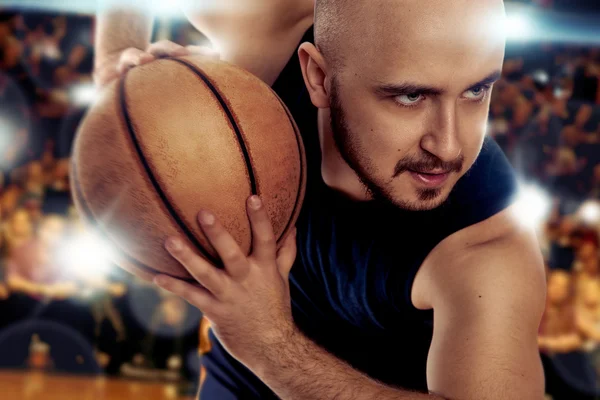 Seriöser Basketballspieler mit Ball im Spielgeschehen — Stockfoto