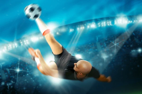 Fußballer in Aktion schießt den Ball um — Stockfoto