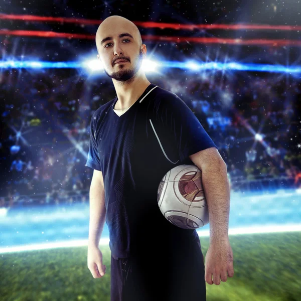 Retrato cuadrado del jugador de fútbol con una pelota — Foto de Stock