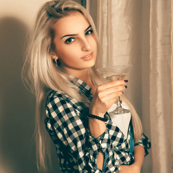 Beauty blonde lady with glass of martini looking at camera — Stok fotoğraf