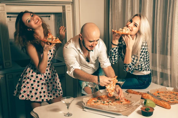 Grupo de freinds felizes desfrutando de festa de pizza — Fotografia de Stock