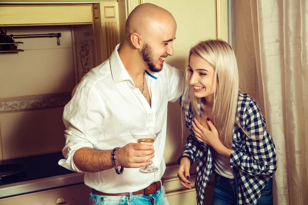 Homem flertando com uma loira encantadora divertiu-a em uma festa — Fotografia de Stock