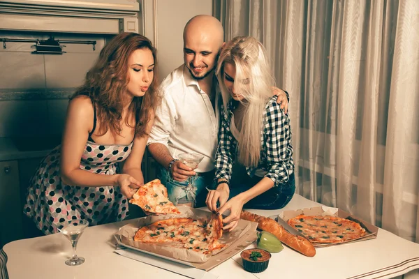 Pessoas se divertindo em uma festa com martini e pizza — Fotografia de Stock