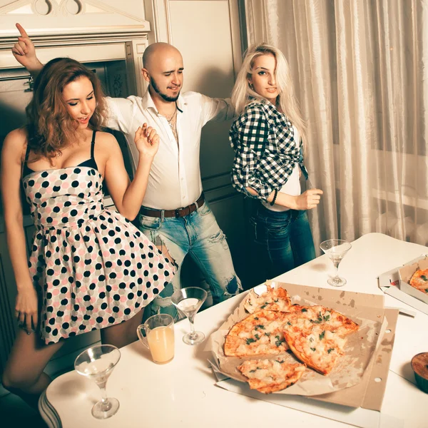 Jongeren die plezier hebben met dansen op het feest — Stockfoto