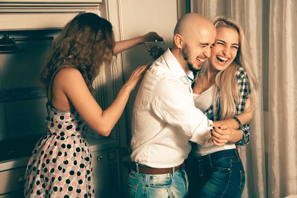 Jóvenes atractivos divirtiéndose, bebiendo, riendo —  Fotos de Stock