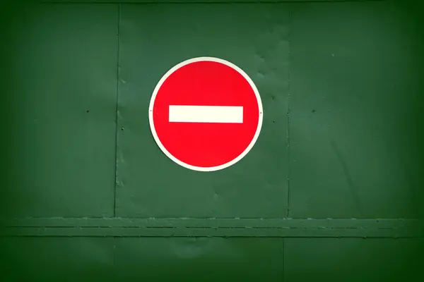 Geen Verkeersbord Een Groene Achtergrond — Stockfoto