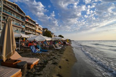 Paralia, Katerini, Yunanistan, 14.08.2025: Paralia, Katerini, Yunanistan 'da deniz üzerinde gün doğumu.