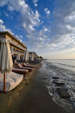 Paralia, Katerini, Yunanistan, 14.08.2025: Paralia, Katerini, Yunanistan 'da deniz üzerinde gün doğumu.