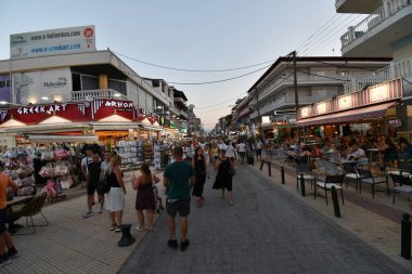 Paralia, Katerini, Yunanistan, 14.05.2025: Paralia sokakları akşamları restoran ve hediyelik eşya arayan turistlerle dolu.